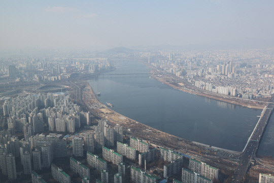 서울 초미세먼지 농도가 일부 나쁨 수치를 보인 29일 오후 서울 송파구 롯데월드타워 서울스카이에서 바라본 서울 시내가 뿌옇게 보이고 있다.연합뉴스
